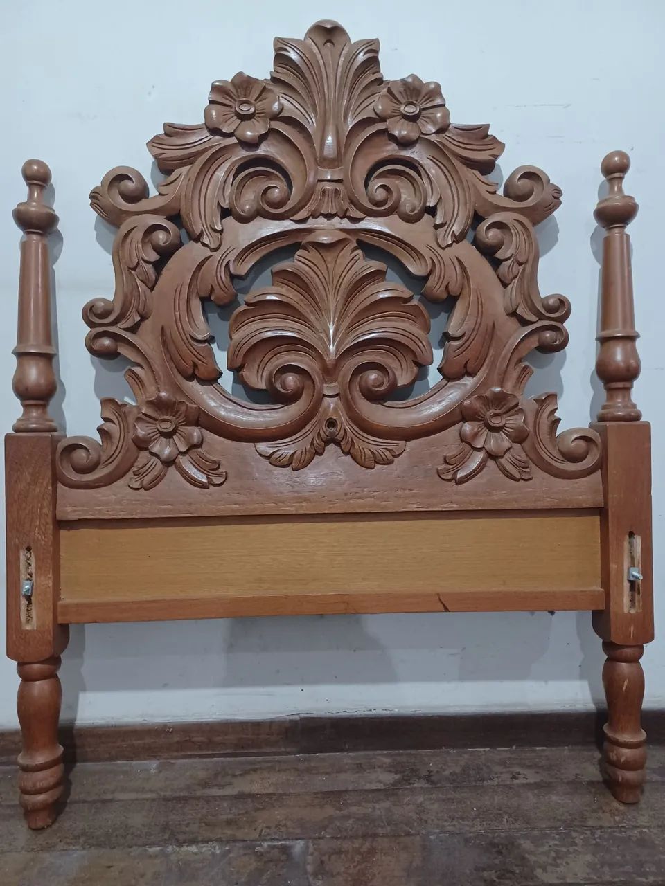 Cama em madeira maciça trabalhada - cabeceira e pé  - Foto 2