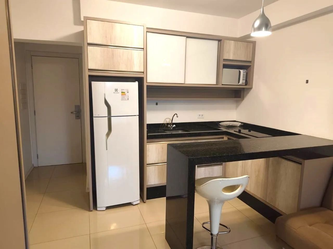 Studio mobiliado para locação no Batel com 33m²