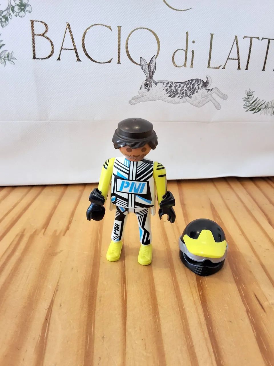 Boneco playmobil motocross com capacete e luvas - Foto 2