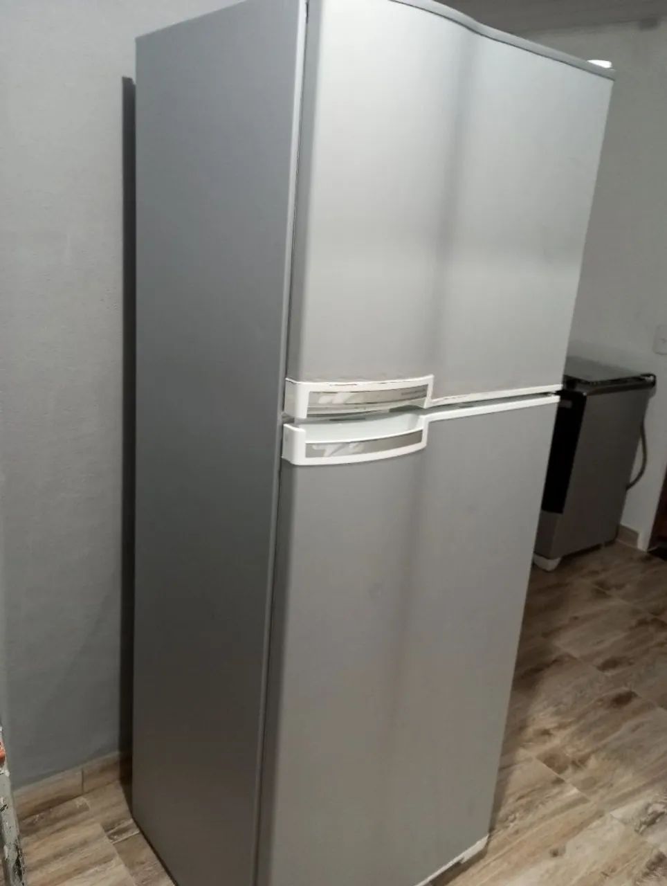Envelopamento e protagem de geladeira fogão microondas papel de parede.