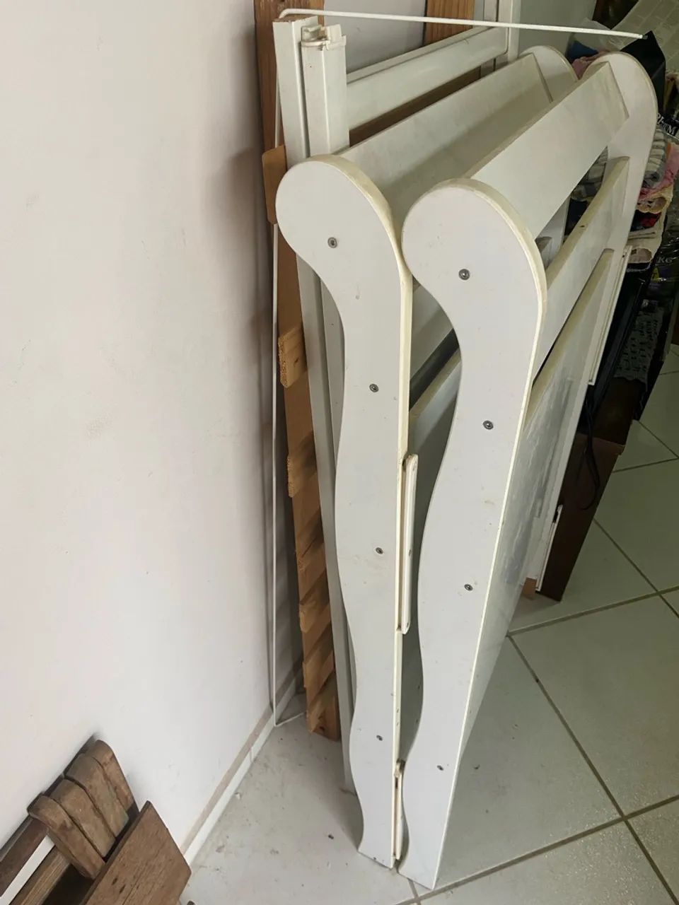 Berço Infantil Branco em MDF com Haste para Mosquiteiro - Ótimo Estado - Foto 2