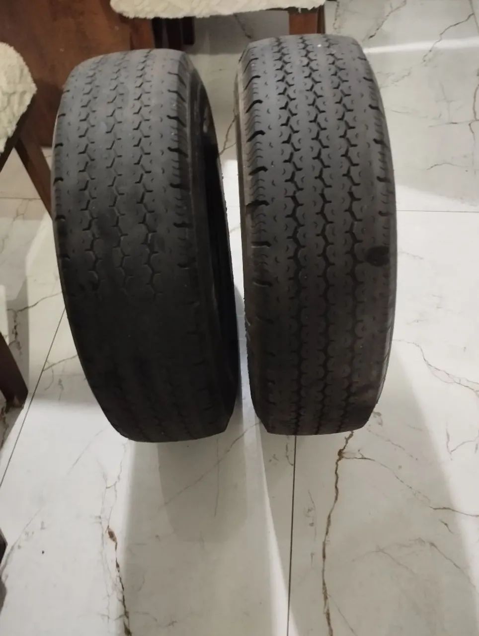 Vende 2 pneus de Kombi usado. - Foto 4