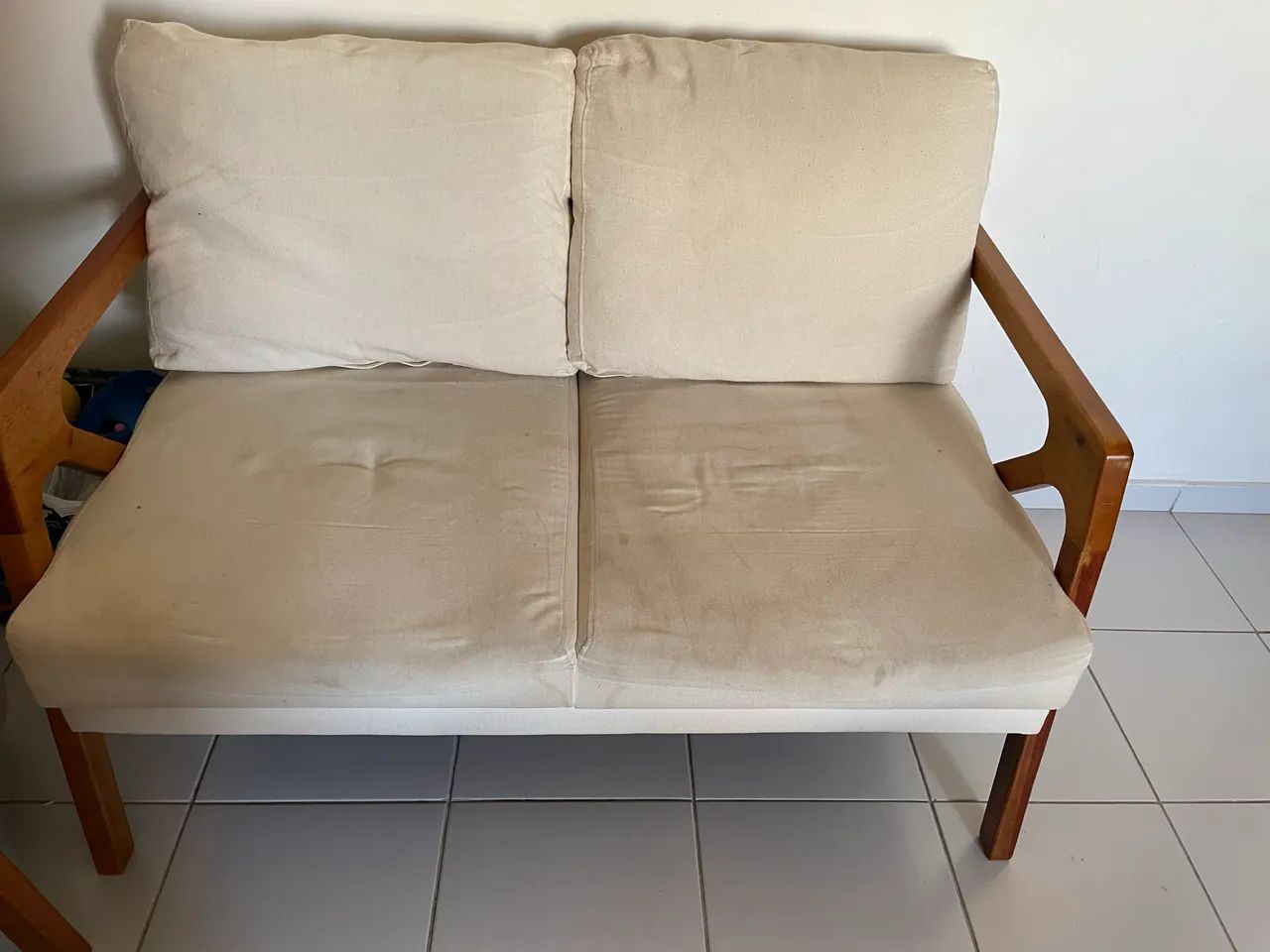 Kit 2 Poltronas + Namoradeira  Base De Madeira Linho Bege - Foto 3