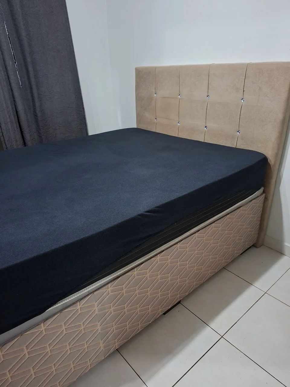 Cama de casal, base baú, colchão e cabeceira