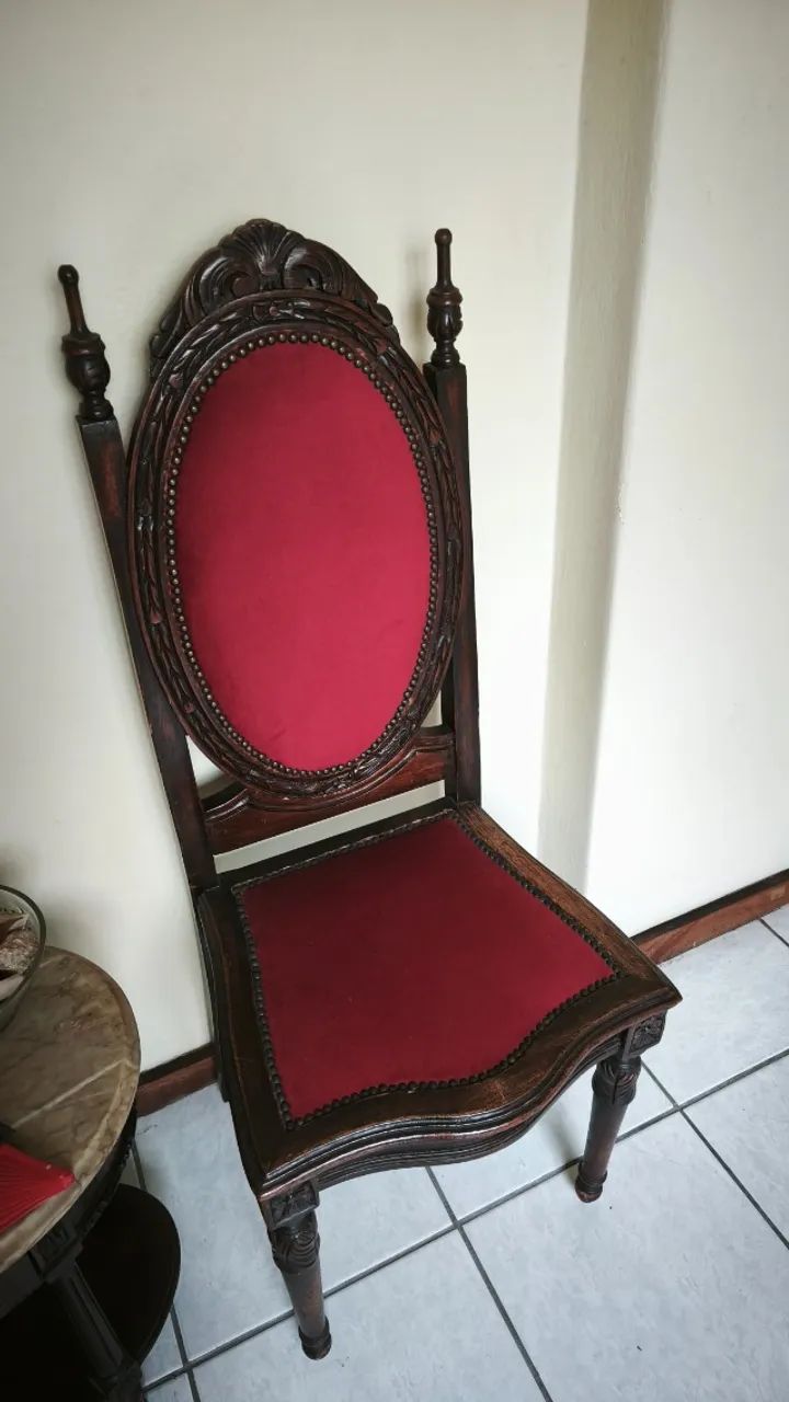 2 Cadeiras Clássicas em Madeira - Estofamento Renovado / Elegância e Sofisticação