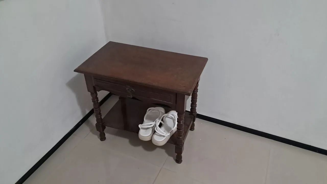 Mesa de cabeceira em madeira