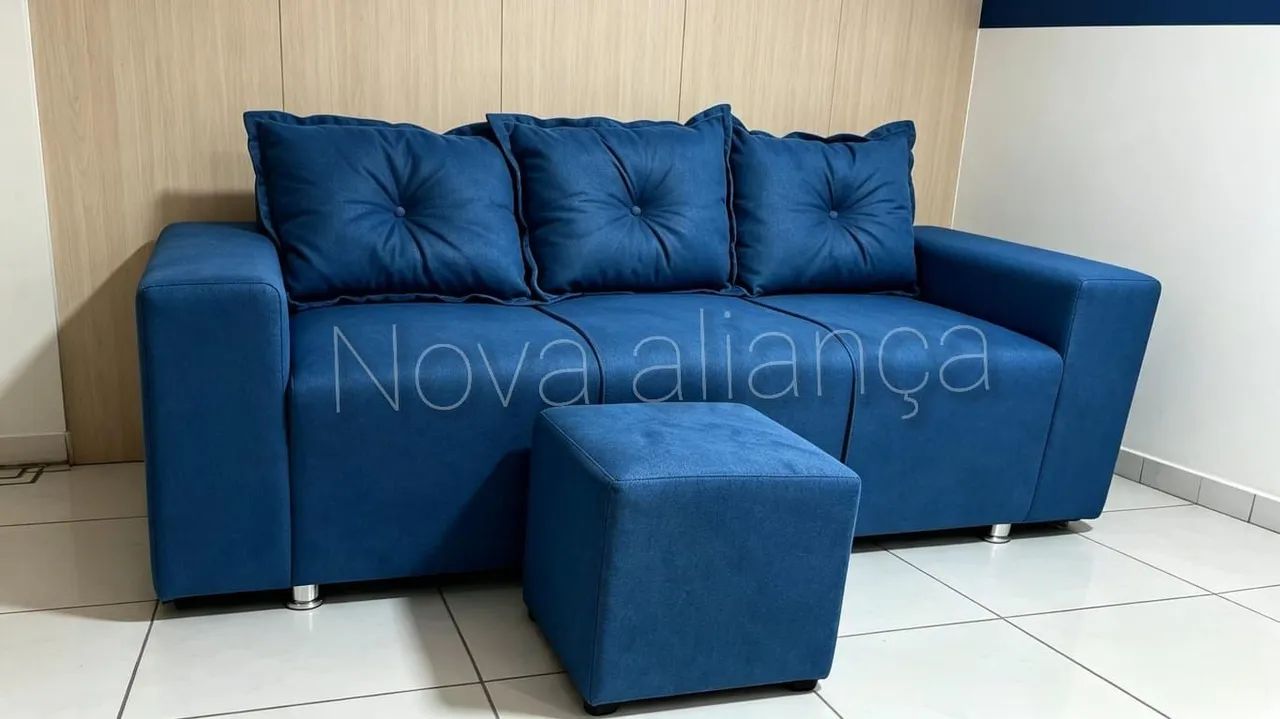 Sofá 3 lugares na cor azul a pronta entrega. Grátis 1 Pullf 