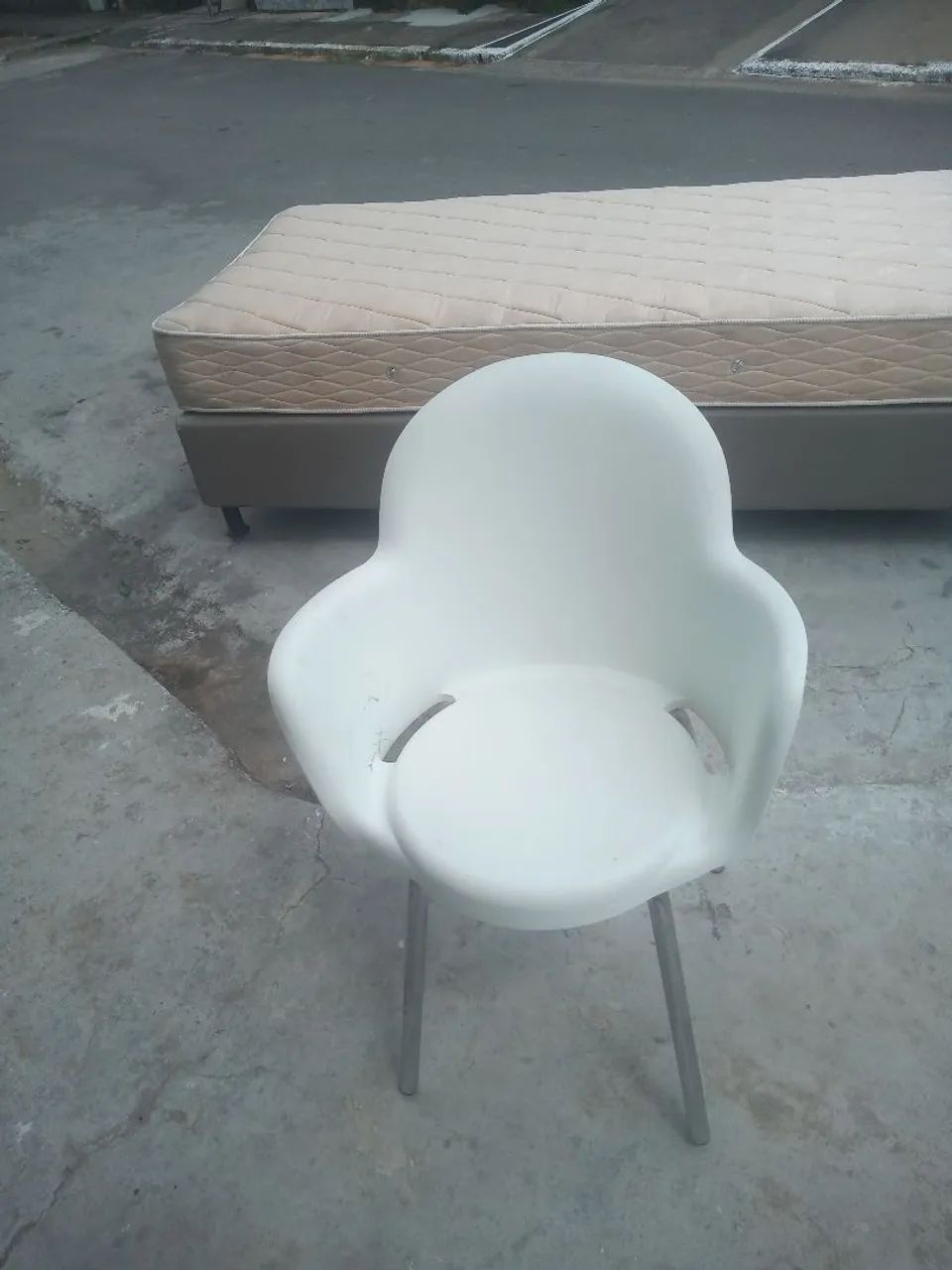 Vendo camas de solteiro completa semi novas e cadeiras são 5 camas e 5 cadeiras  - Foto 2