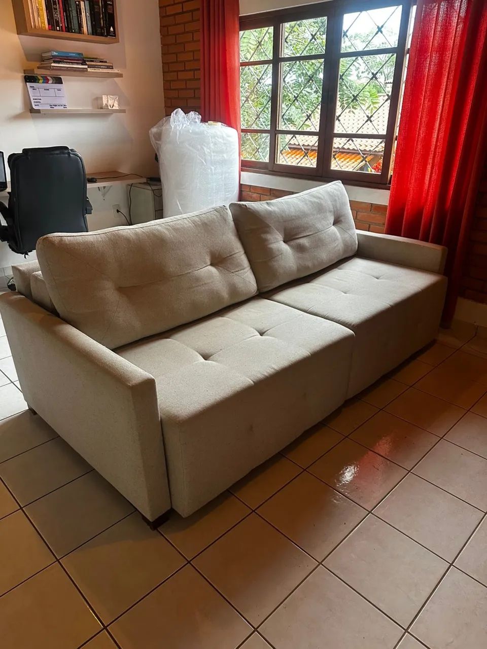 Lindo sofá moderno e espaçoso com abertura
