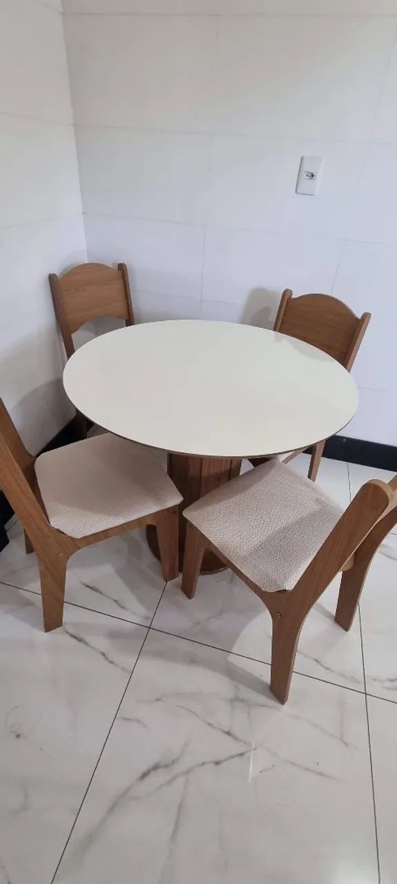 MESA DE JANTAR REDONDA COM 4 CADEIRAS ESTOFADAS
