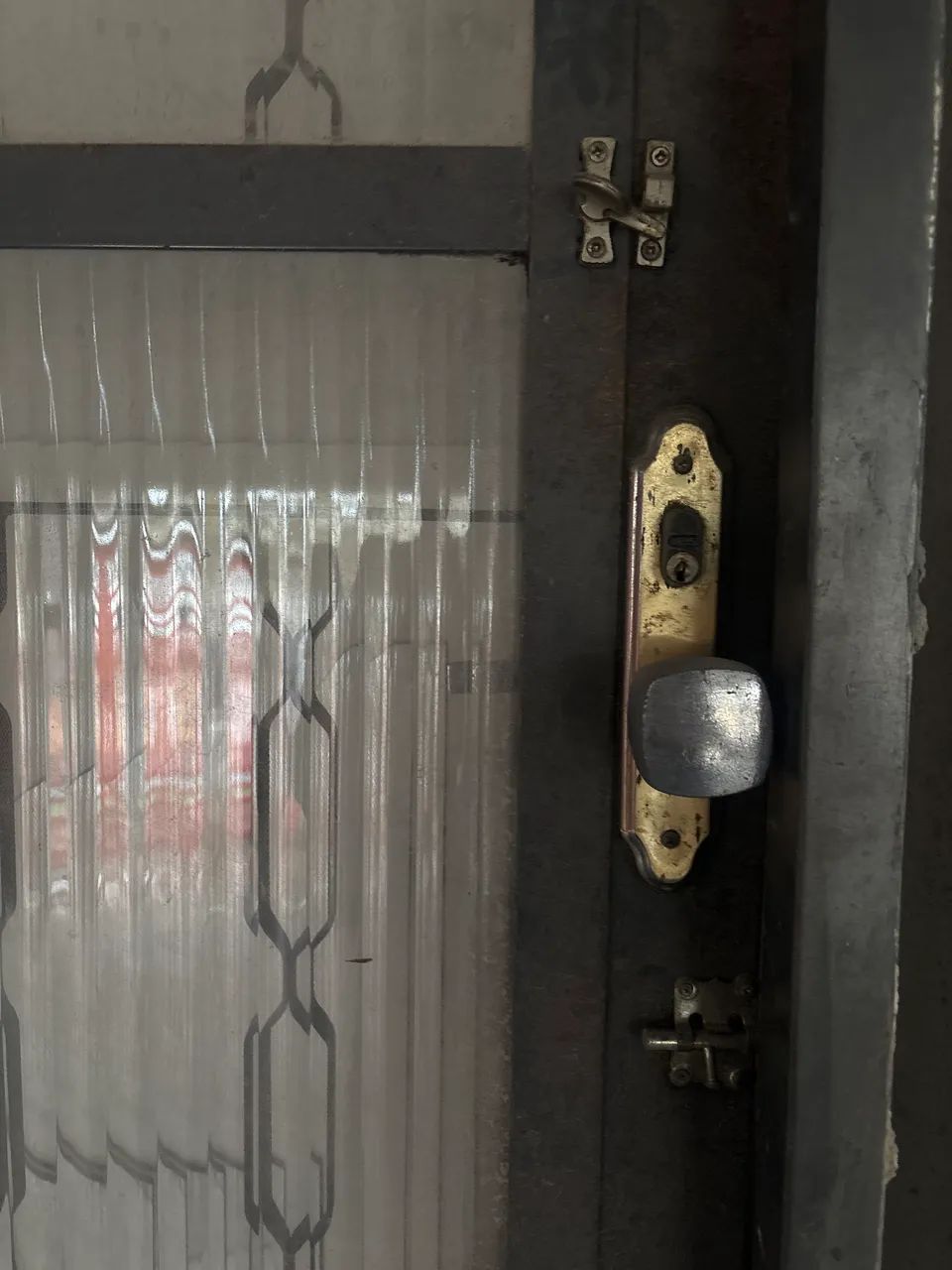 Porta de aço com vidro cinza.  - Foto 3