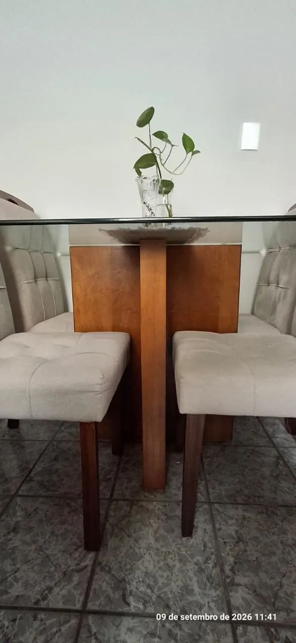 Mesa de jantar 4 lugares com 4 cadeiras - Madeira e vidro 10 mm - Impecável - Foto 3