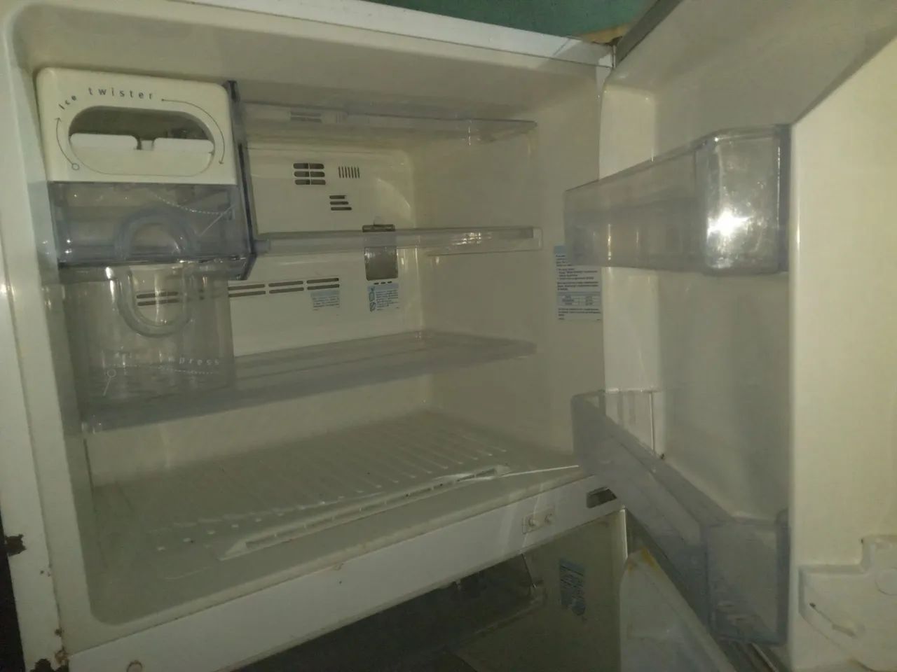 Vendo Geladeira eletrolux com defeito - Foto 4