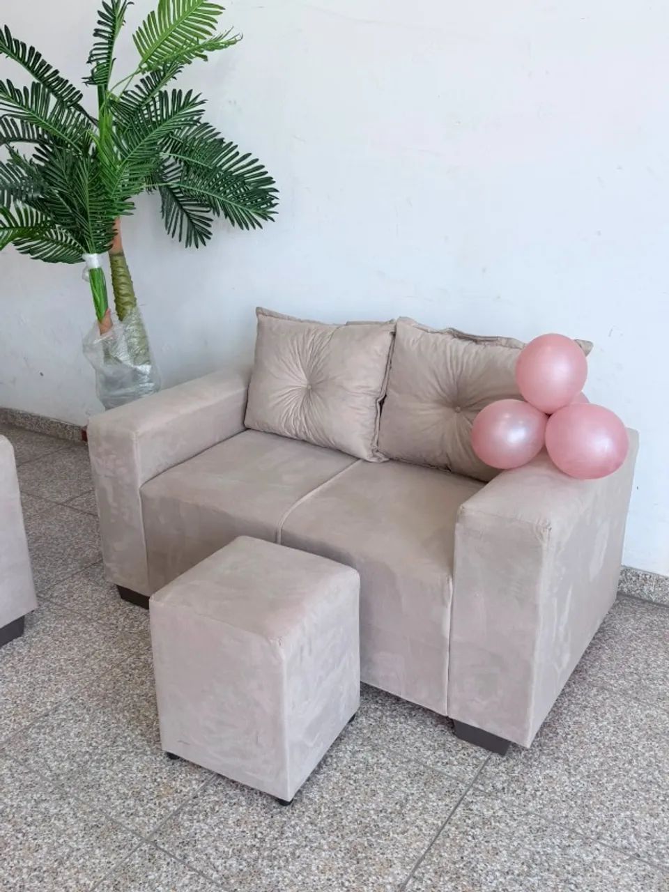 SOFÁ 2 LUGARES COM ALMOFADAS + PUFF DE BRINDE 