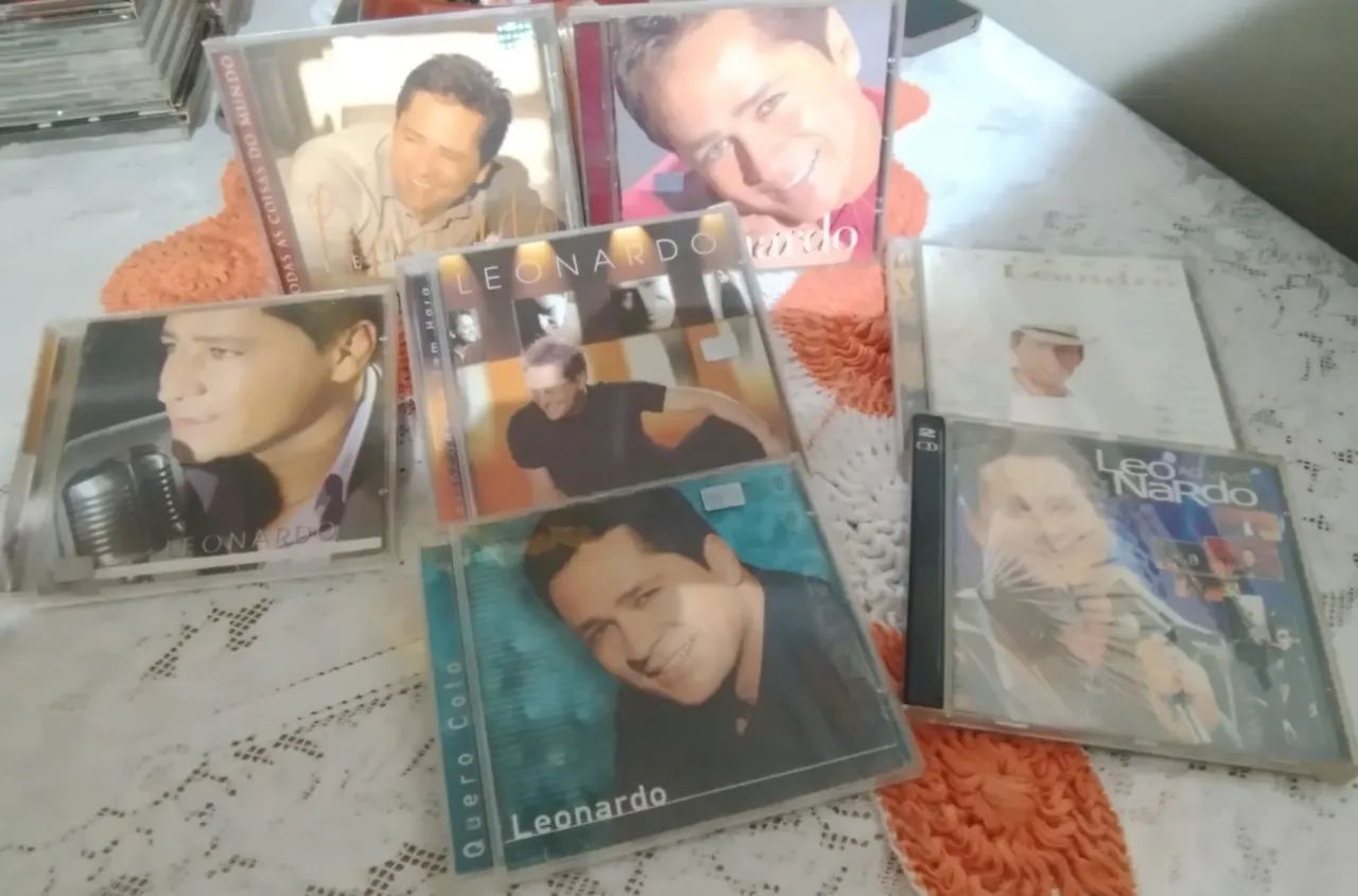 Mini coleção de cds do Leonardo 