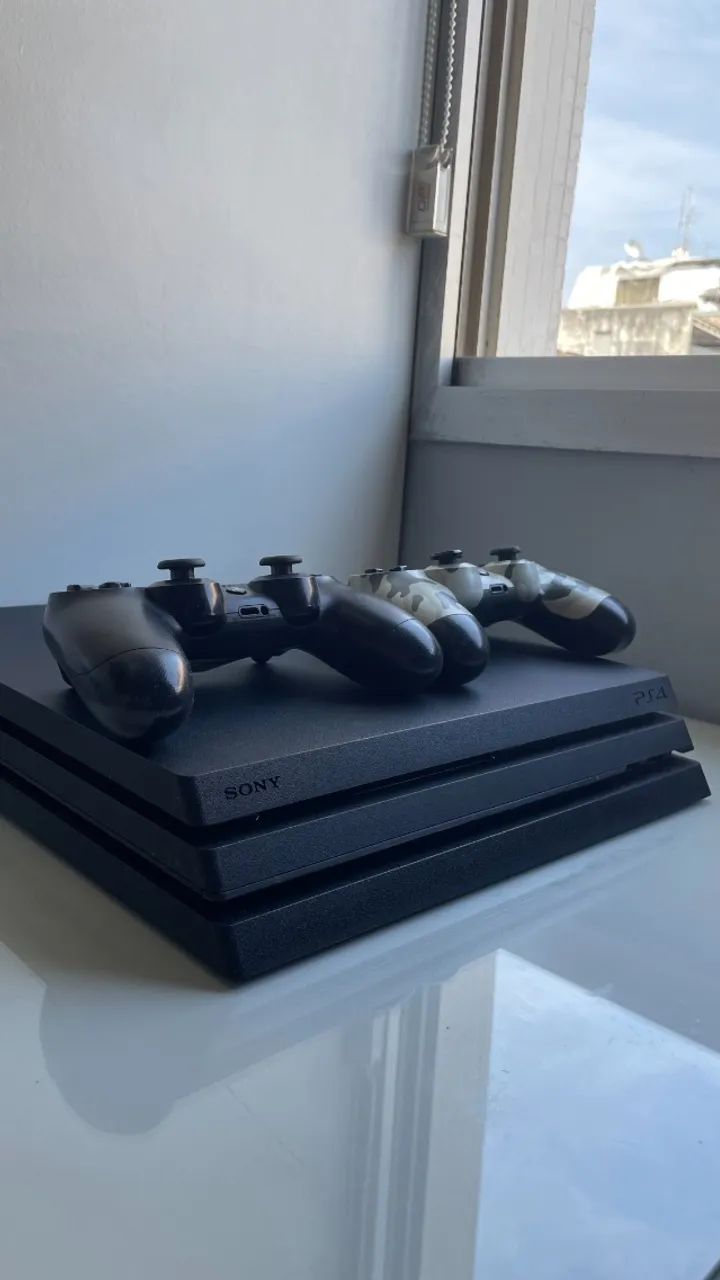 PS4 PRO 1TB + 2 JOGOS E 2 CONTROLES - Foto 2