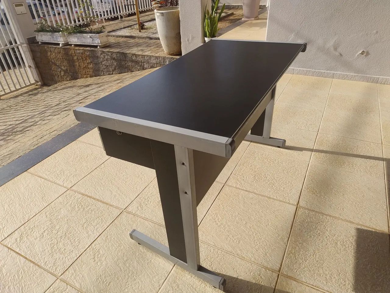 Mesa Escrivaninha Preta com Pés em Aço - Foto 3
