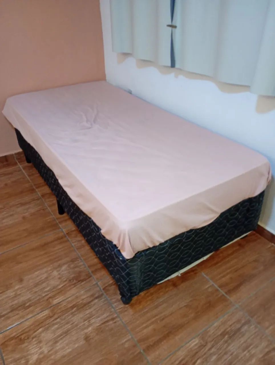 Vendo cama box Solteiro 