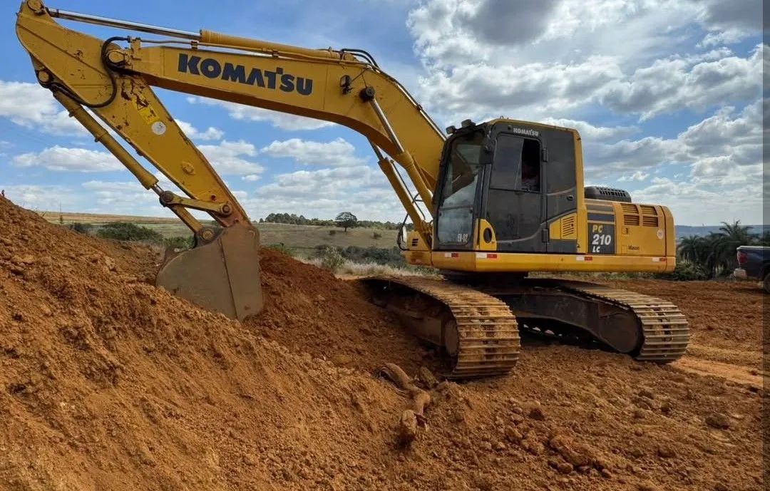Escavadeira Komatsu - Foto 2