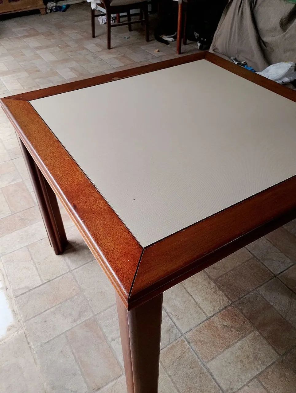 Mesa de madeira maciça 