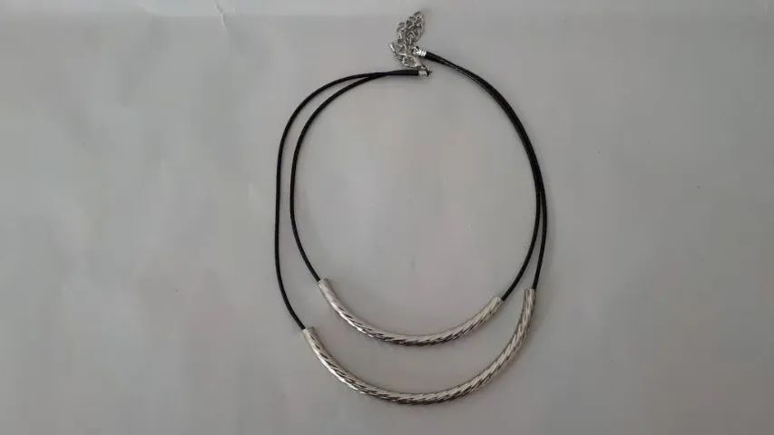 Colar Cordão Duplo Pendante Em Metal Prateado
