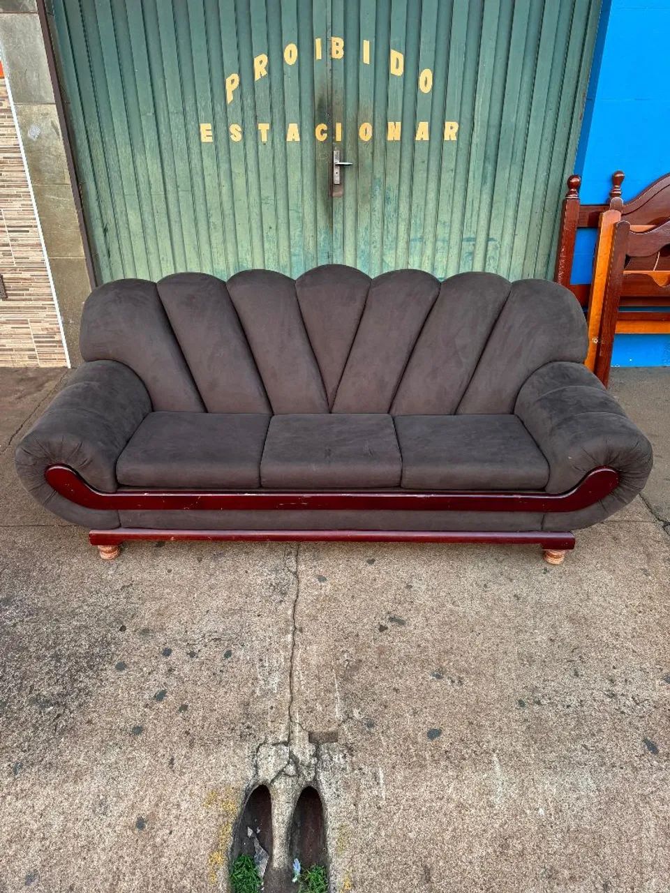 Vendo sofá de 3 lugares semi novo 