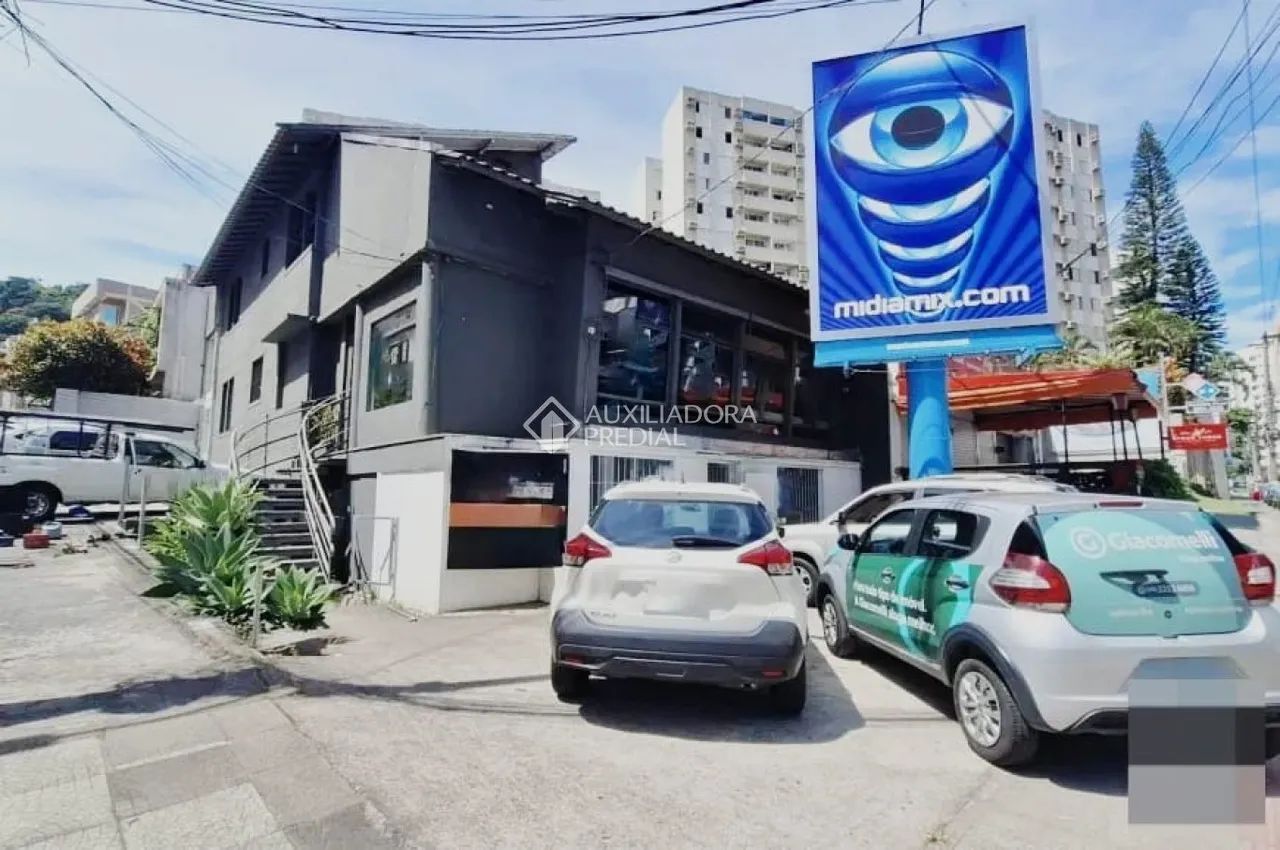 Loja Comercial de Esquina com 404m², Mezanino e 8 Vagas Privativas no Centro de Florianópo