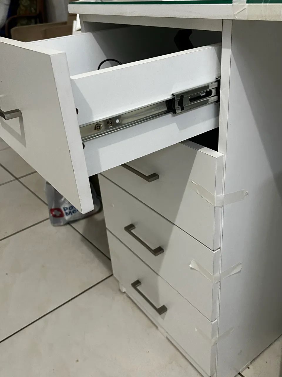 Mesa de escritório com 4 gavetas espaçosas, e vidro em cima. - Foto 2