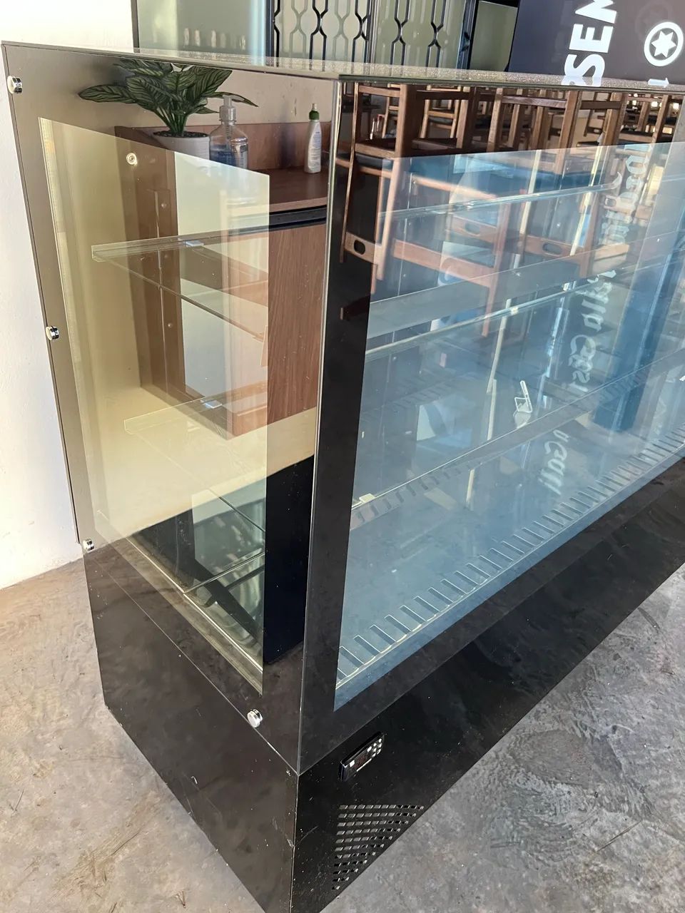 Vitrine Refrigerada Polofrio 5037 Gourmet preta 1,44m - Foto 4