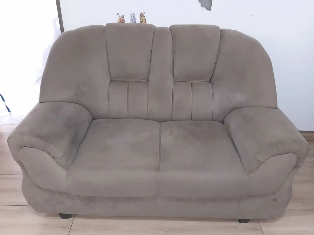 Jogo de Sofá 2 e 3 Lugares Suede Marrom Claro - acompanha o puff. - Foto 2