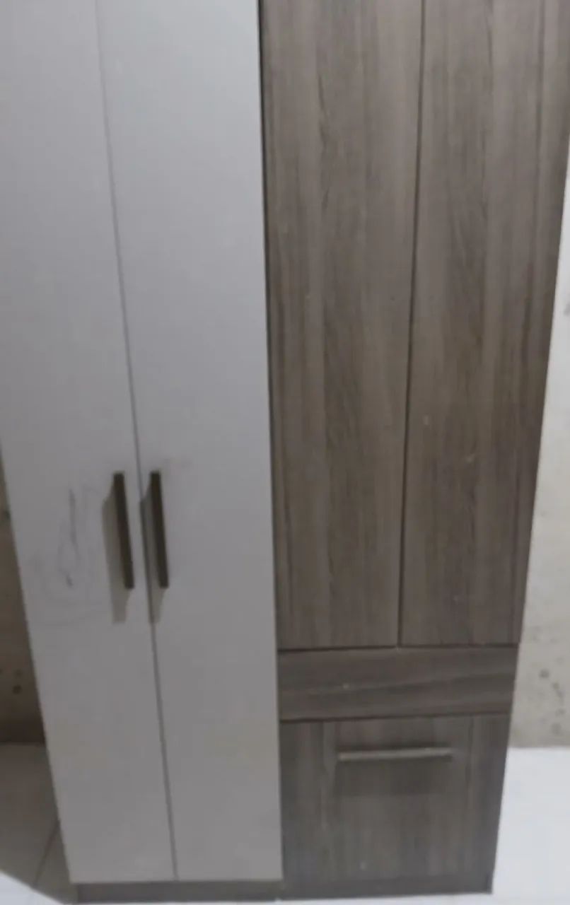Quarda-roupa pequeno 