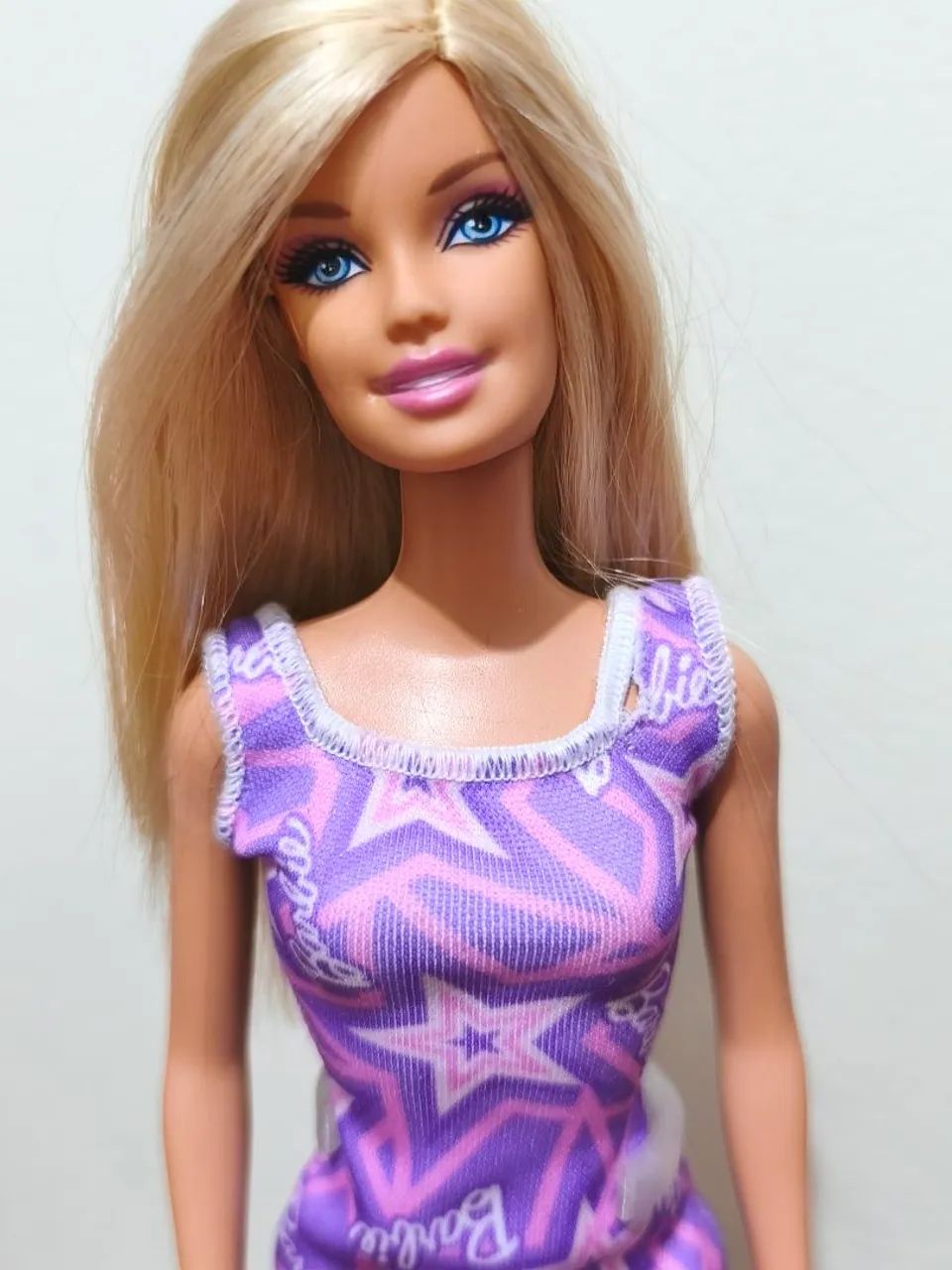Barbie antiga 1999 com look básica atual. - Foto 2