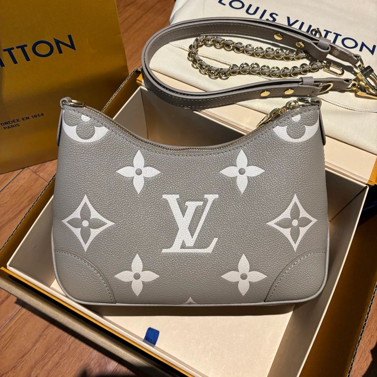Bolsa Hobo Louis Vuitton Monogram Preta com Corrente - Foto 4
