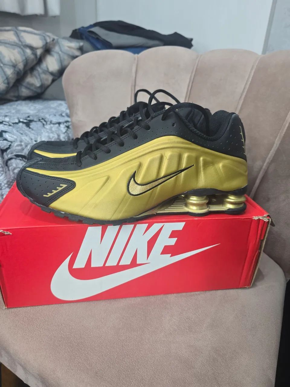 Nike Shox R4 Black Metallic Gold, 43