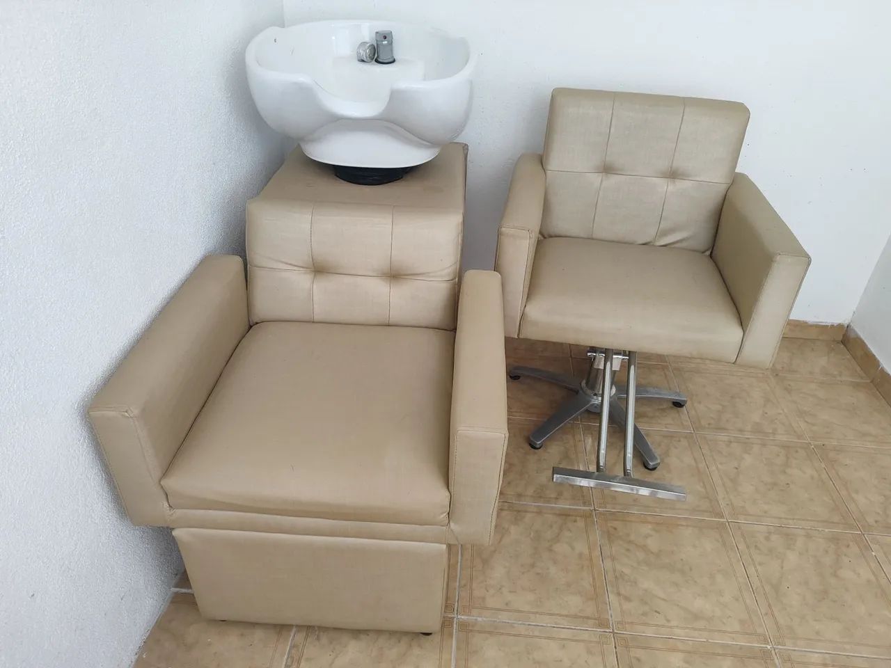 Kit completo para salão de beleza com lavatório cadeira e duas poltronas  - Foto 2