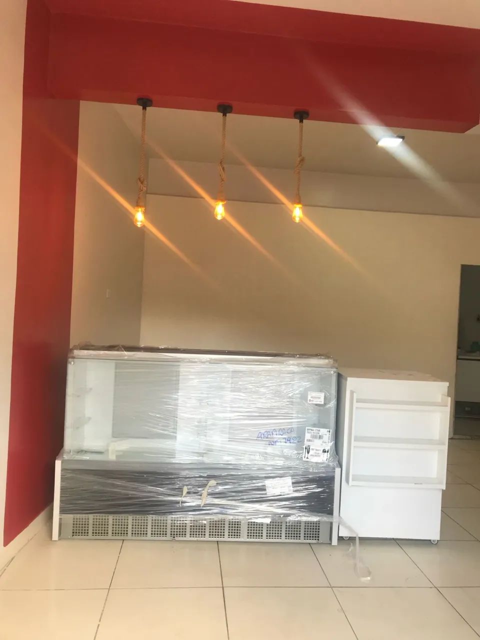 Balcão  expositor neutro, ideal para padaria e lanchonete 