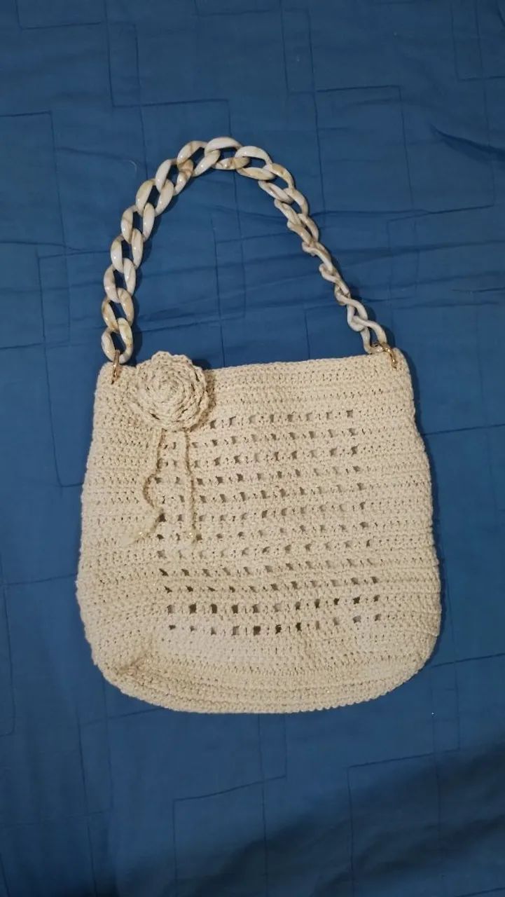 Bolsa crochê cru com dourado alça acrílico e rosa 