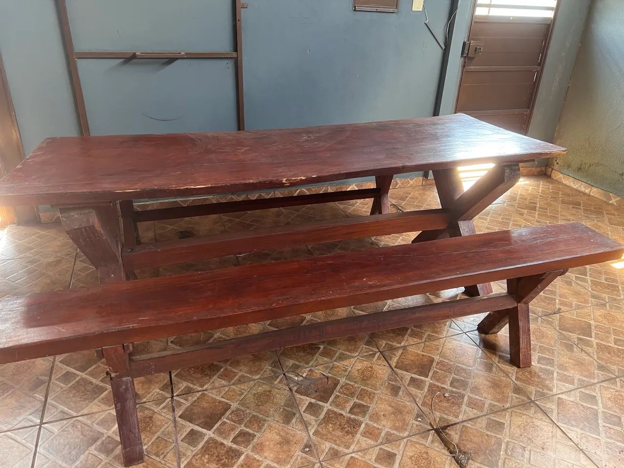 Mesa em madeira rústica com bancos - Foto 5