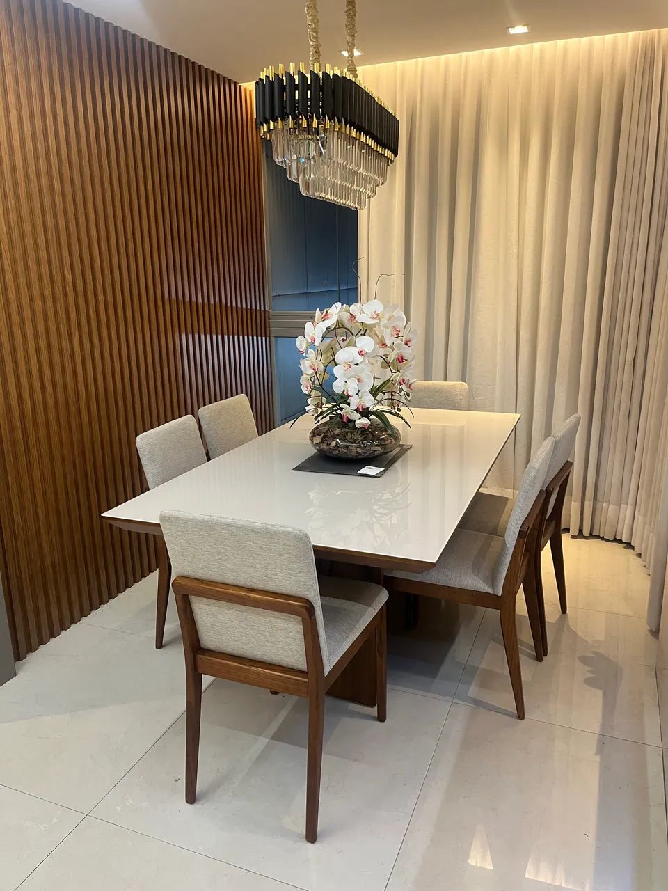 Mesa em madeira com 6 cadeiras - Foto 2