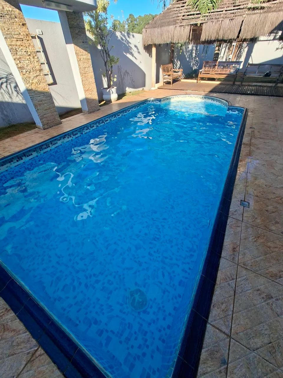 Piscineiro. Limpeza e manutenção de piscinas. 