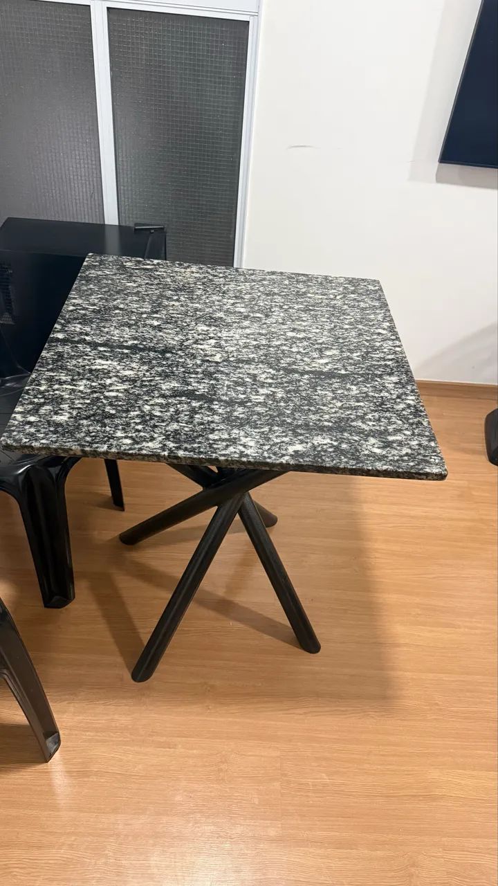 Mesa de granito 70x70 com base metálica - excelente estado - Foto 2