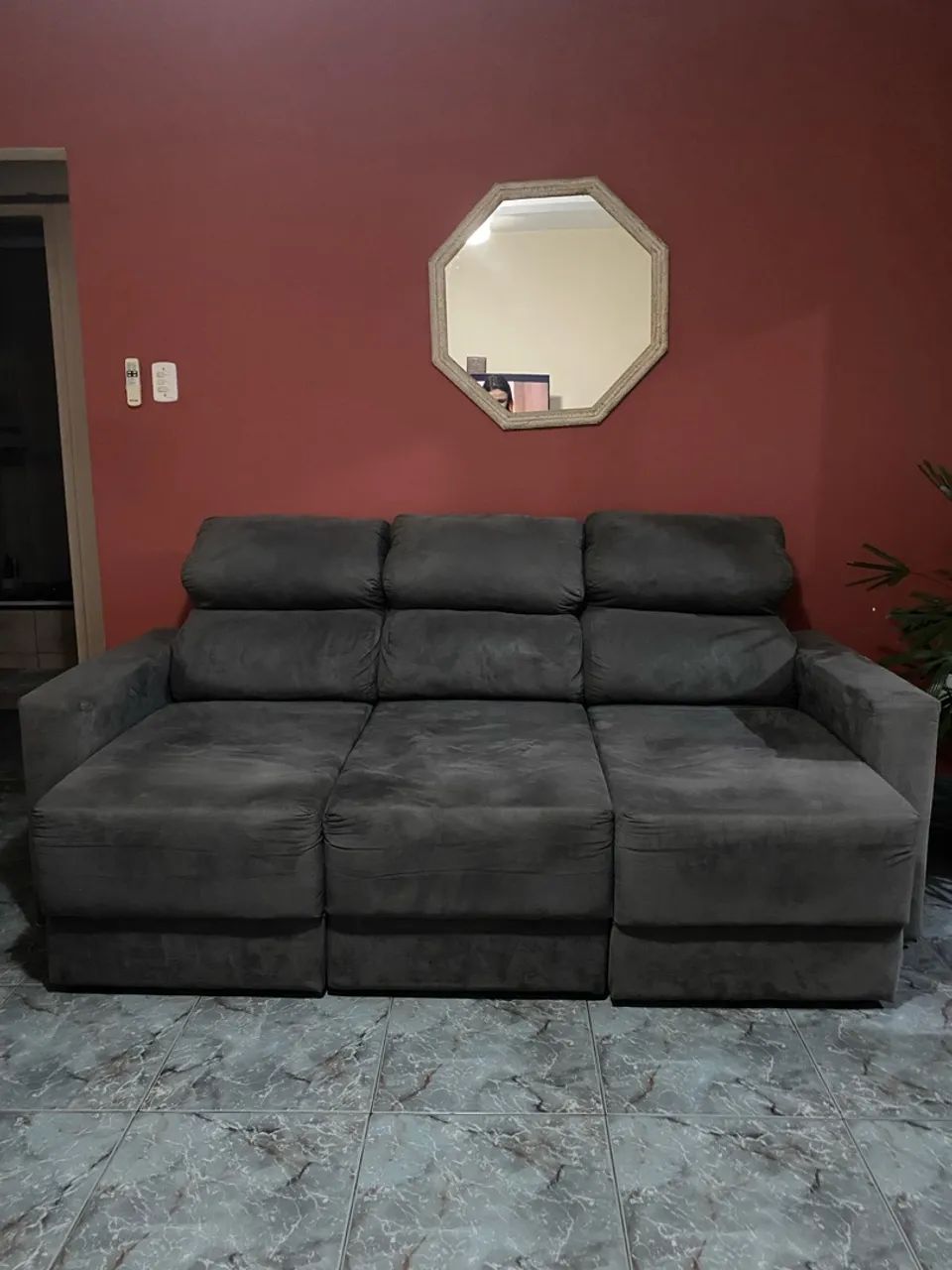 Sofá retrátil e reclinável 3 lugares cinza  - Foto 2