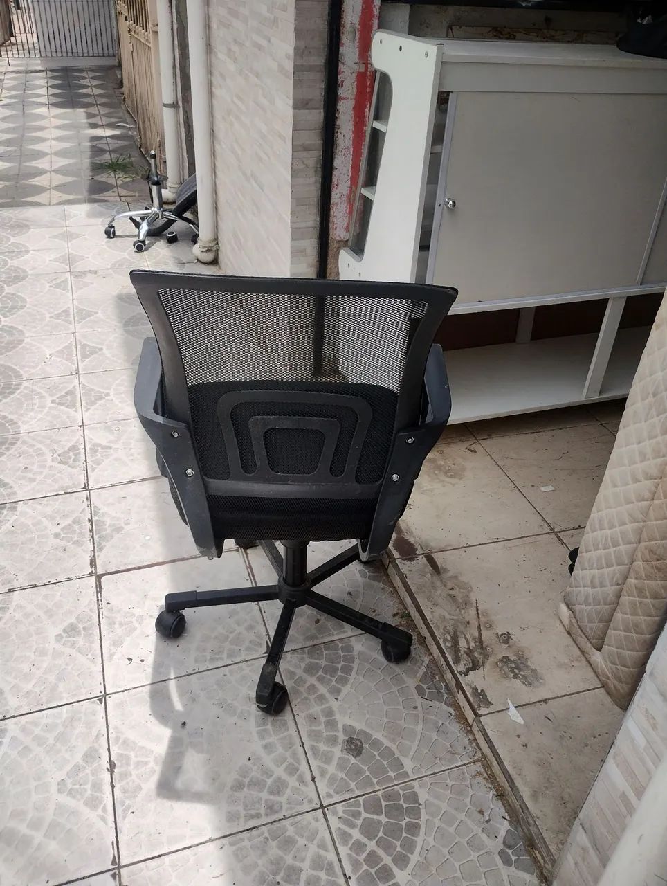 Vendo cadeira escritório bem conservado  - Foto 2