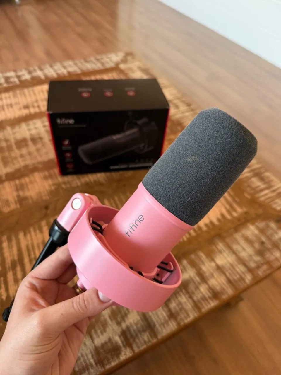 Microfone rosa Fifine K688 com tripé e caixa