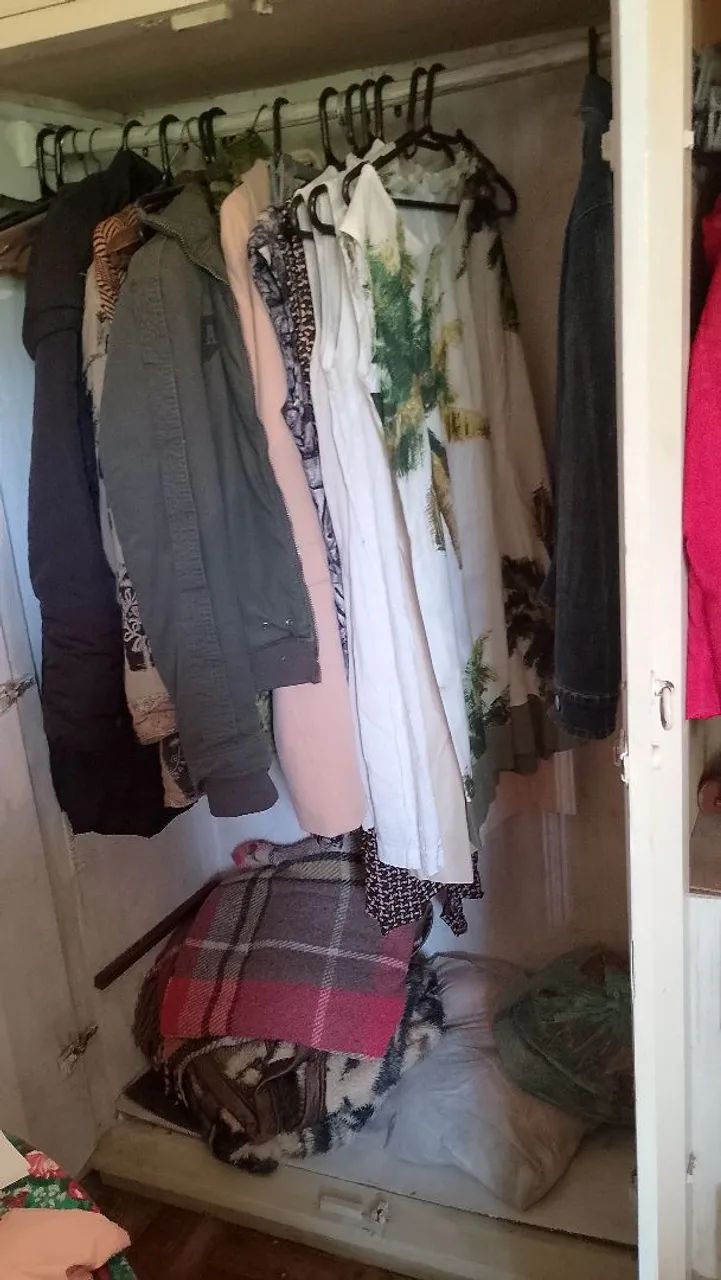Guarda roupa de madeira maciça e compensado antigo. - Foto 3