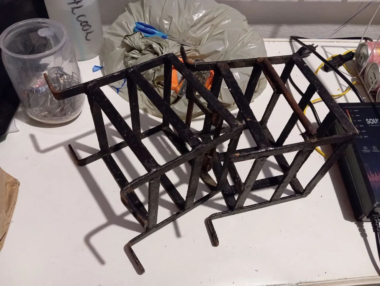 2 grades de ferro para câmera