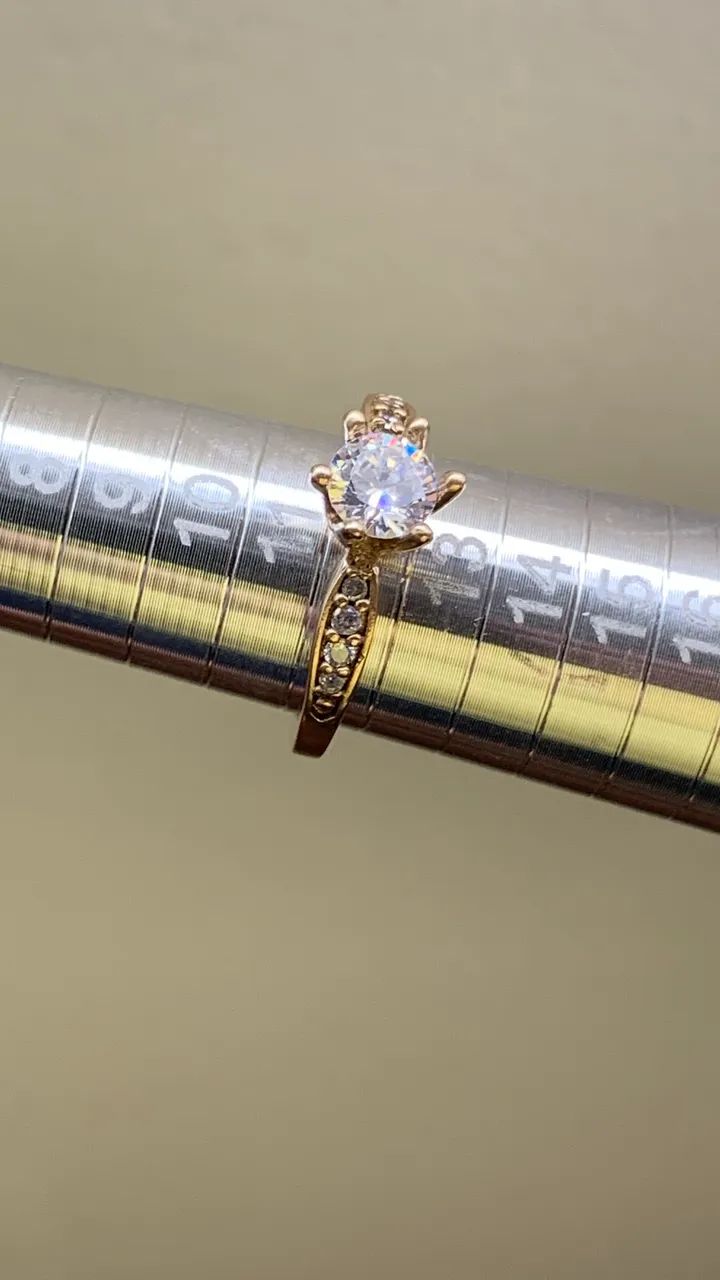 Pequeno e delicado anel dourado. 