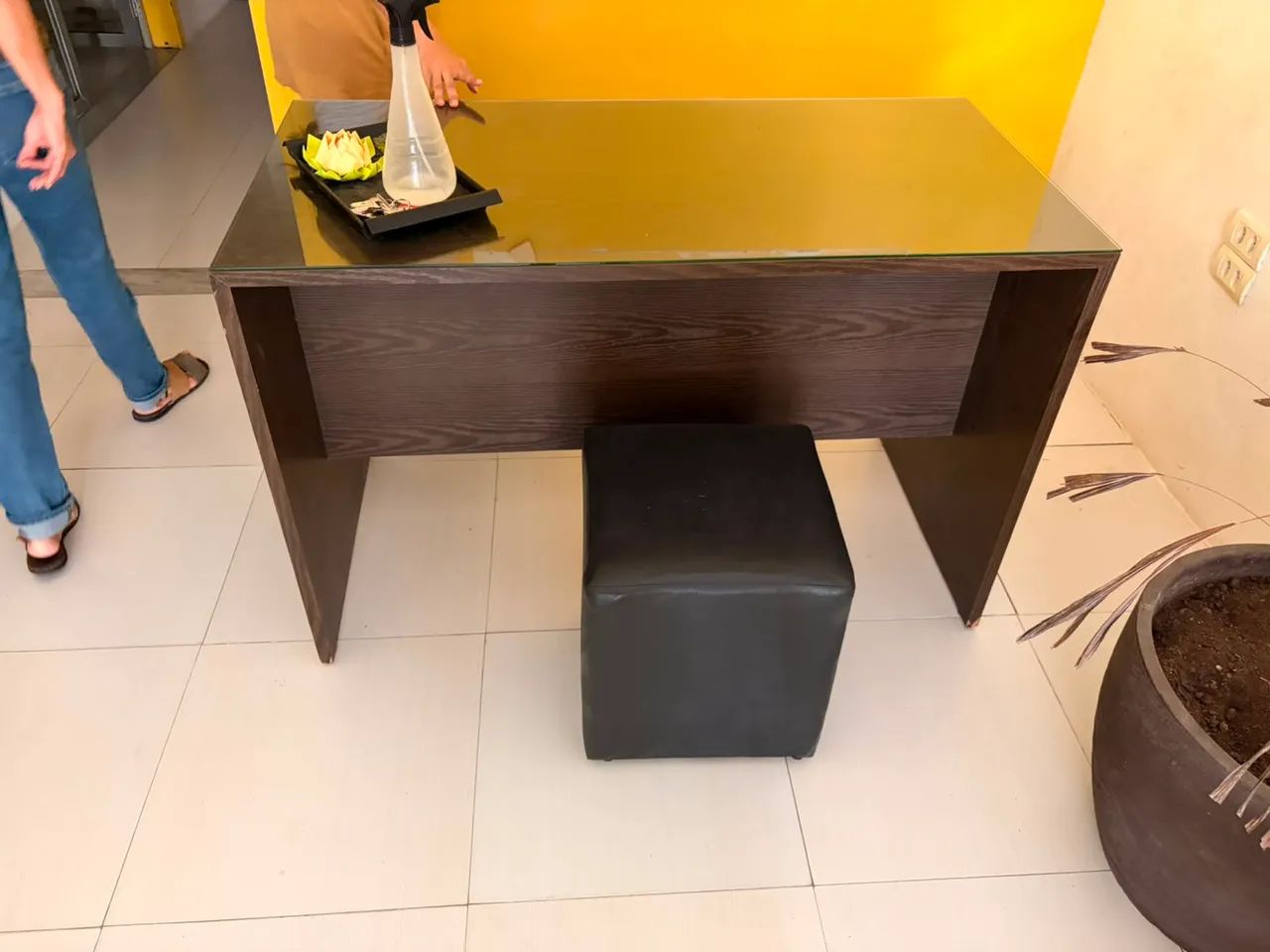 Mesa de escritório com tampo de vidro