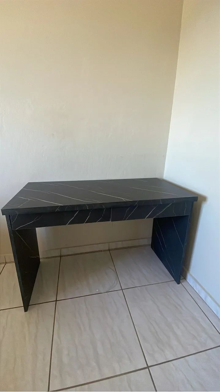 Mesa de escritório marmorizada preta 2 gavetas tamanho 60x120x78