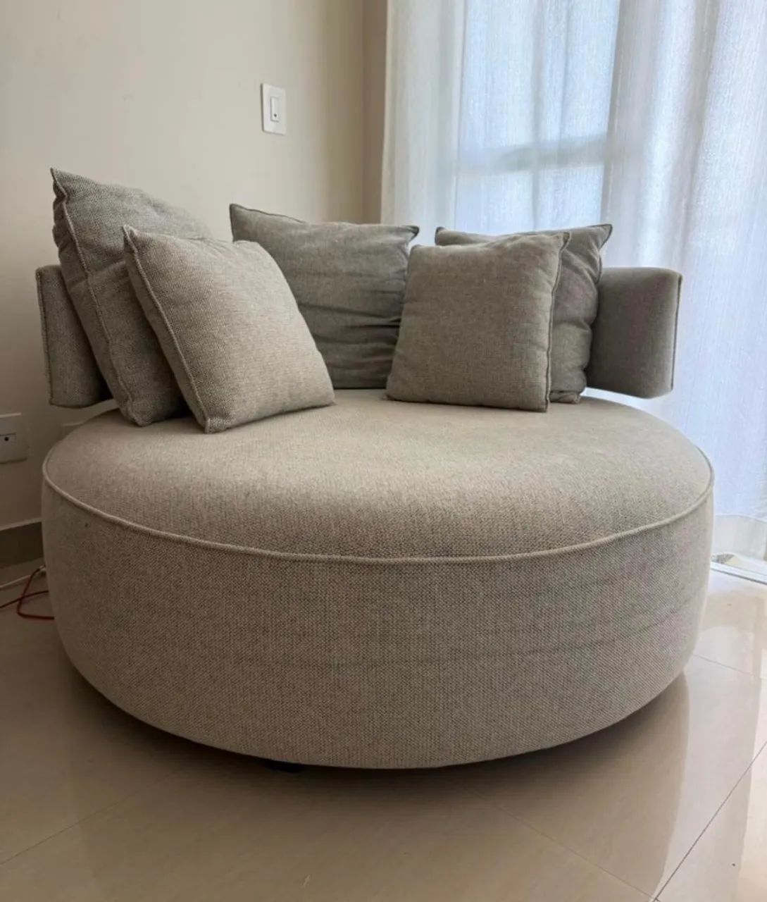 Sofá Chaise de Living Redondo com Almofadas  - Foto 3